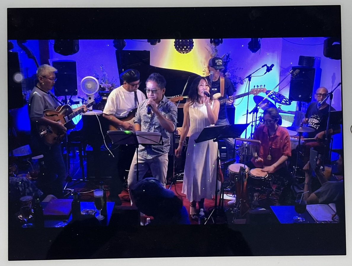 afuronkatsuko's tweet photo. 先日ライブ⁡、なんとライブハウスが⁡この猛暑の中、エアコン故障していました(꒪⌓꒪)⁡お客様も我々も汗だくで、凍ったアクエリアスを小脇に抱え、何の部活ですか？と言わんばかりの熱気。⁡機材やライトの熱で、意識朦朧。⁡⁡とにかく、全員無事で良かった、、⁡⁡思い出に残るライブとなりました https://t.co/AtHbEFe5mG