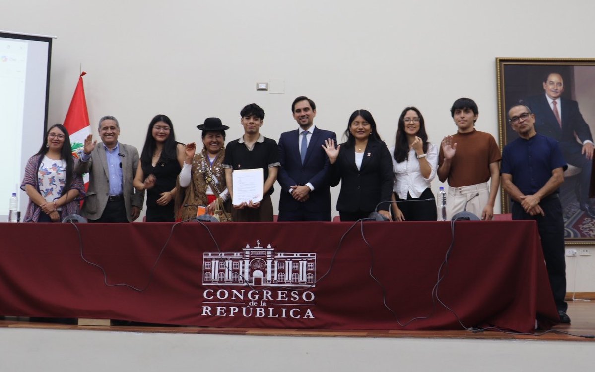 ConcertacionPer's tweet photo. En el #CongresoPerú @MesiasGuevara compartió y escuchó a los jóvenes, esto se dio gracias a la invitación de los jóvenes de la organización juvenil Legado Nacional Unido donde también participaron los #jóvenes de nuestro Colectivo Concertación Perú. #Democracia #Perú #Politica https://t.co/vpzLRHiRWw