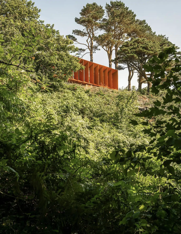 Arquine's tweet photo. Casa Porthmadog, en Porthmadog (Reino Unido), es una vivienda unifamiliar que responde al clima costero mediante una composición de volúmenes y acero corten. Un proyecto de Ström Architects. | https://t.co/R15y5ycoCN https://t.co/LYpoQSvHxc