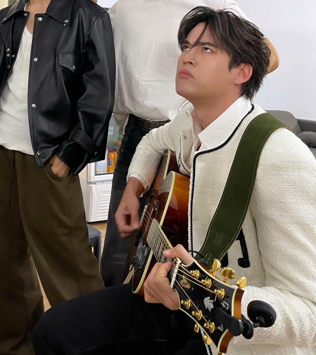 gawiincatskey's tweet photo. penasaran ini foto full nya papih pakai outfit ini dimana ya, soalnya aku suka banget sama outernya dia ada not musik begitu.. gemess🥹 https://t.co/k59zdpXHvZ