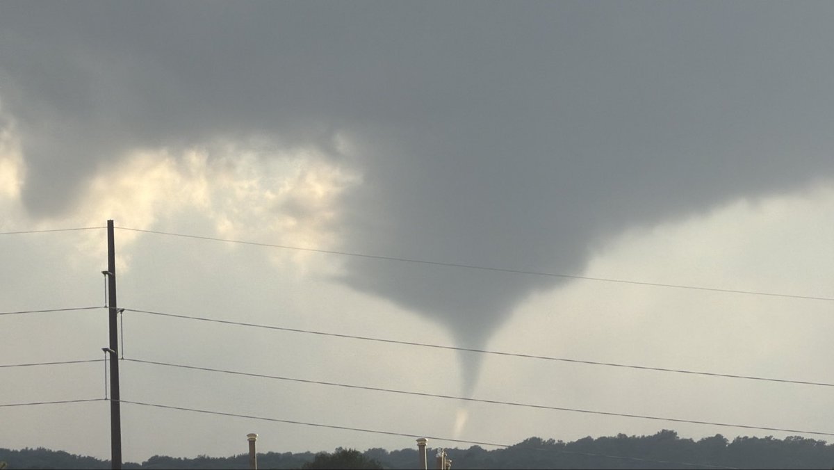 WallakerLuke's tweet photo. Tornado OTG near Stratford, WI #wxtwitter https://t.co/kS523p61JL