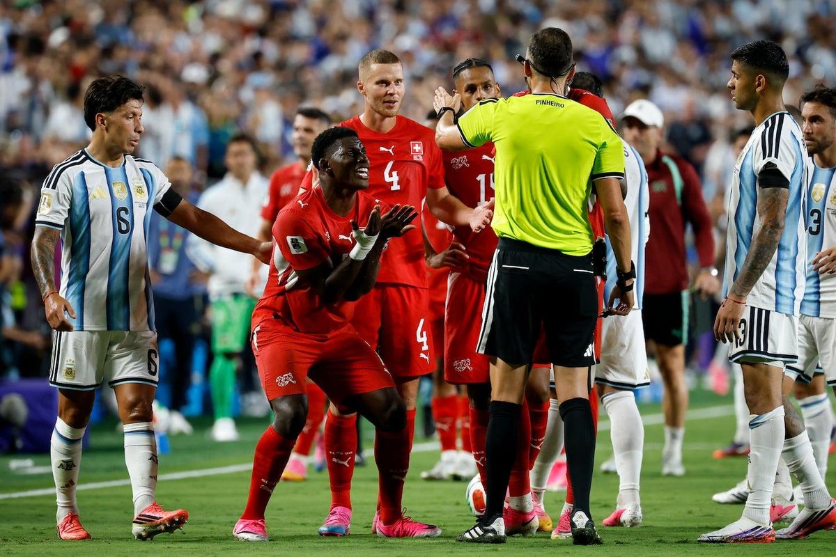 joka828C's tweet photo. @Juanca463s @clariiexpress A enzo fernandez no le sacaron tarjeta por simular. Según el referi no simuló, la jugada siguió. Le sacó tarjeta por revolear un brazo cuando todo el resto del mundial fue esto. https://t.co/z3HdcMb8Ae