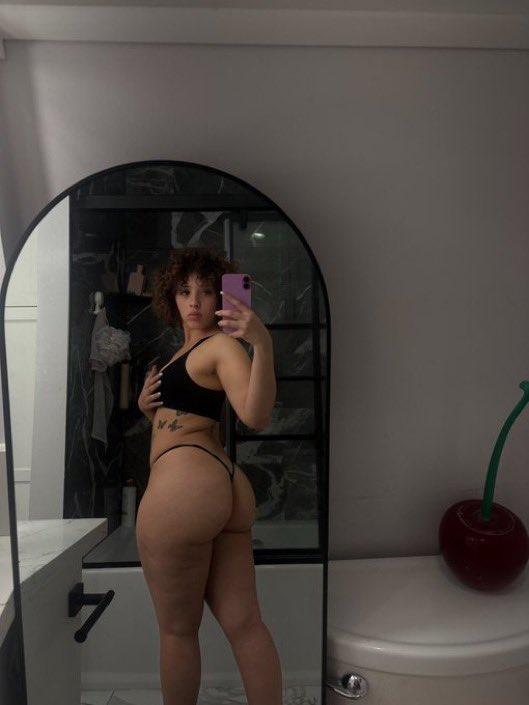 NAOMIPLAYSS's tweet photo. Yooo where’s my Ohio folks at? meet-up tonight and FaceTime show 💦🍑🍆 #ohio #cleveland #daytone #columbus #youngstown #cincinnati #akron #snowbunny #Collabs #ohiofreaks #blackgirls #fyp #nsfw #wataa #thick #meetups https://t.co/FfOl5tH4Sr