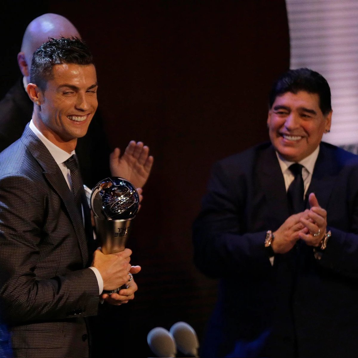 RealGOA7's tweet photo. Me encanta que te DUELA,
Me encanta que te ARDA,
Me encanta que lo VEAS.

Somos tan ARGENTINOS como
DIEGO ARMANDO MARADONA,
y SÍ, RESPETAMOS y ADMIRAMOS a
CRISTIANO RONALDO DOS SANTOS AVEIRO

Aunque te DUELA,
Aunque te ARDA,
Aunque NO lo entiendas JAMÁS

El único enemigo SOS VOS. https://t.co/RltWLrYDCy