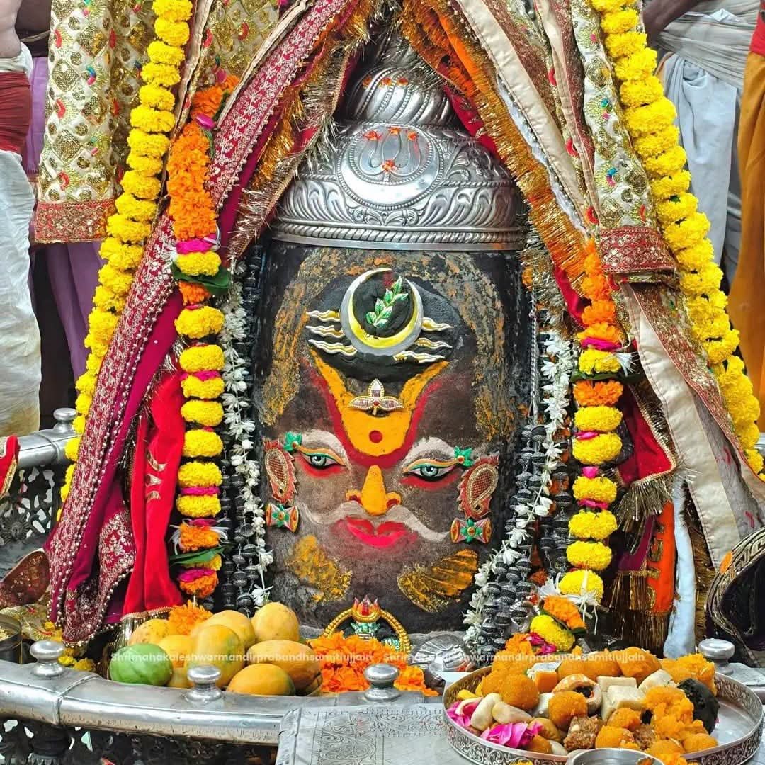 mahakal_darshan's tweet photo. 🙏🌹*Jai Shree Mahakal*🌹🙏
*श्री महाकालेश्वर ज्योतिर्लिंग का भस्म आरती शृंगार दर्शन*
*21-07-2026 कण-कण में महादेव* https://t.co/hakep3qzfI