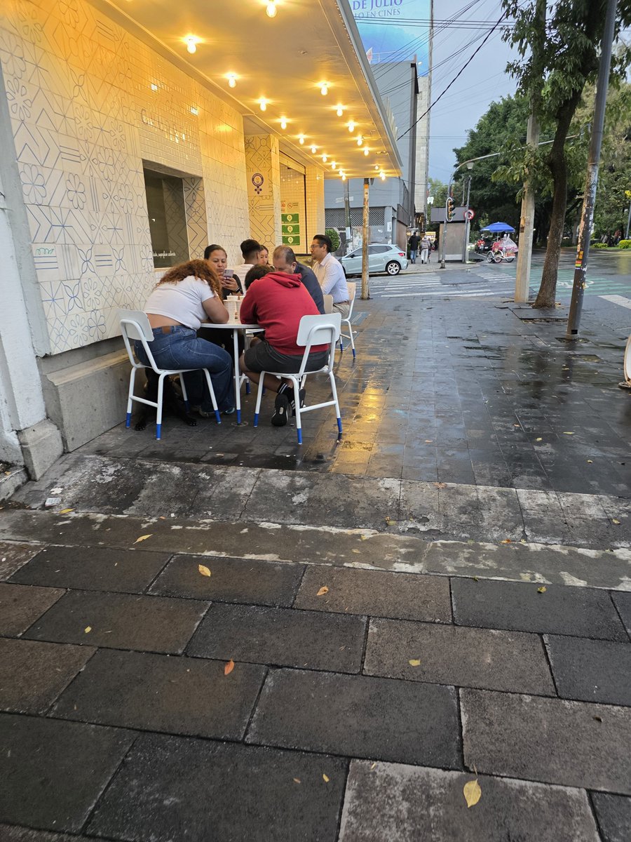 DefensaPuebloMx's tweet photo. ¡Más de 2 meses y no atienden la denuncia!

La Churrería El Moro de la Roma Norte se roba la banqueta para poner sus mesas (sin contar con permiso). 

Así tiene la esquina de Álvaro Obregón y Frontera. 

Faltan multas:
@AlessandraRdlv
@DGSU_AlcCuauh @pcacuauhtemoc @ErikaJazming https://t.co/xRC7CshXp8
