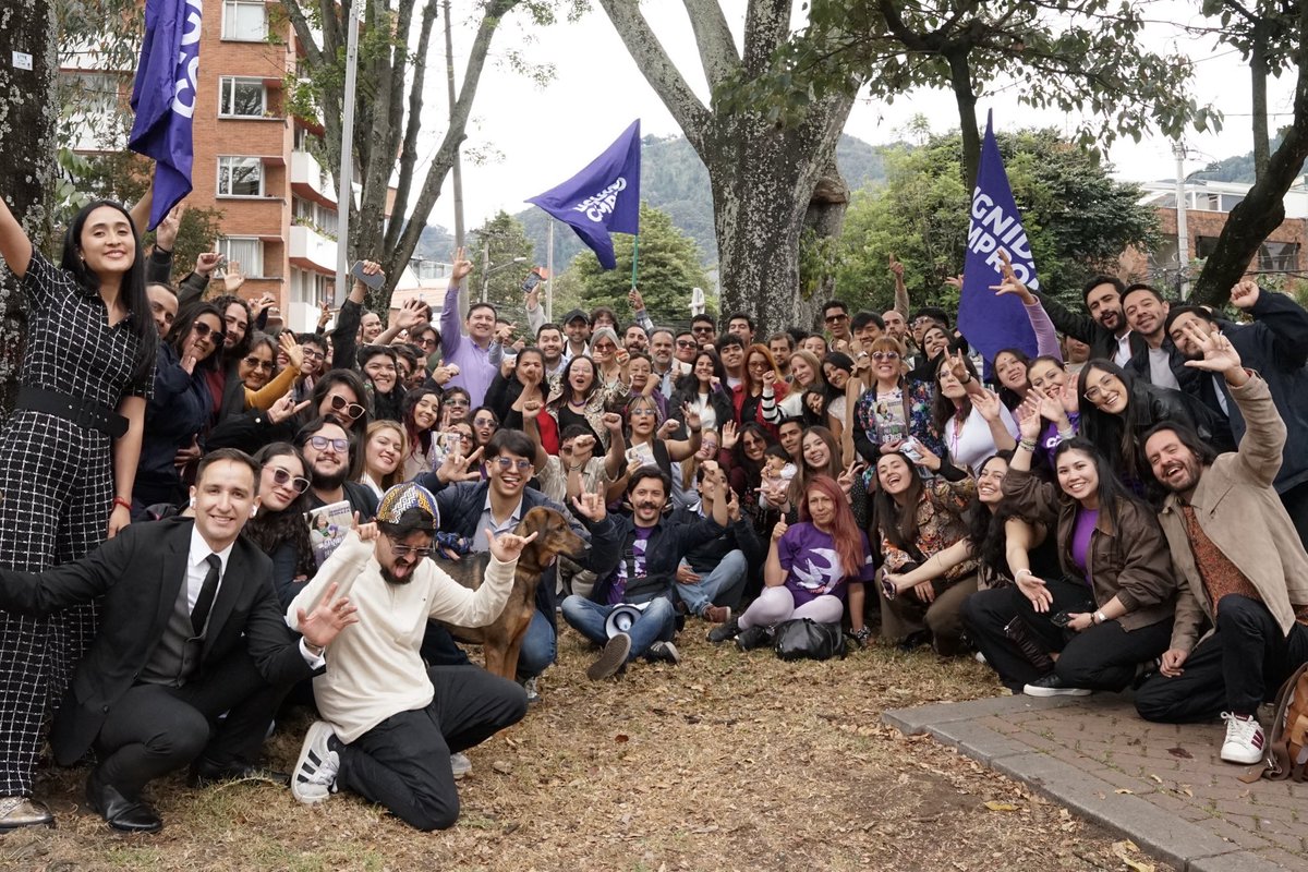 JenniferPedraz's tweet photo. Hoy me posesioné como senadora, pero ese no fue el momento más importante del día.

Lo más valioso fue empezar la mañana con la gente que hizo posible este camino: quienes viajaron desde las regiones, mis papás, mi familia, mi equipo y tantas personas que nunca dejaron de creer.

Al Senado no llegó una persona. Llegó un proyecto colectivo.

Primero la gente, siempre.
