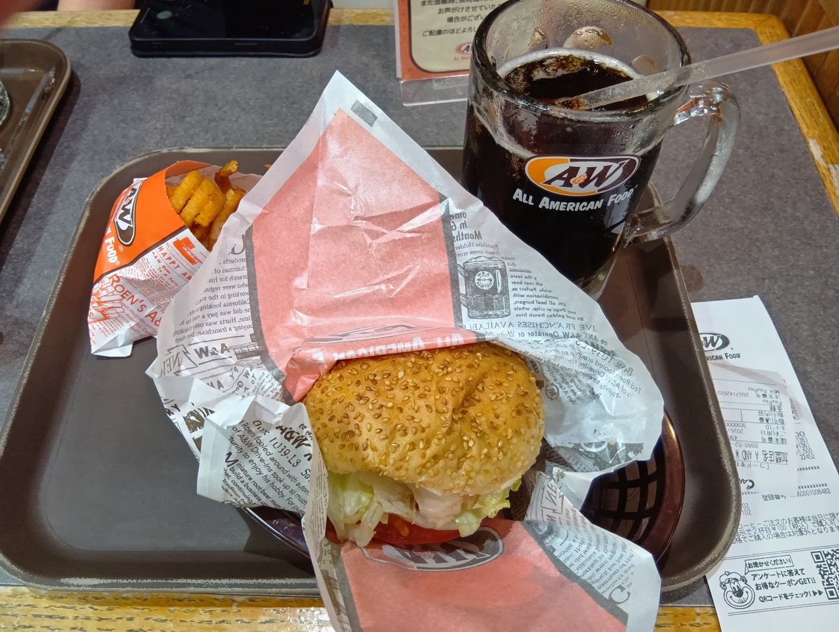 subaru750's tweet photo. 沖縄にしかないA＆Wと言うファストフード店で晩御飯を食べました(*´ω`*)♪ドリンクはルートビアと言う飲み物らしいけど独特の味でした(´>∀<｀)ゝ。 https://t.co/zBZ5y18VmC