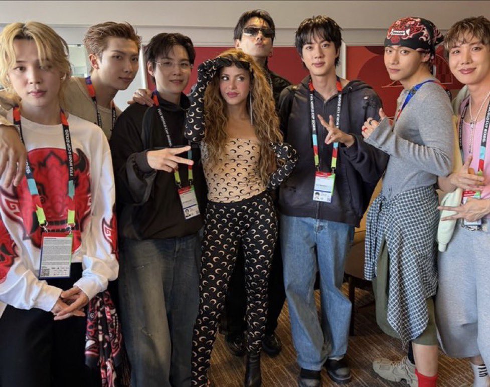 BillboardArg's tweet photo. 🤝Shakira y BTS compartieron un momento detrás de escena durante la final de la Copa Mundial de la FIFA 2026. https://t.co/PRnJwZl4Pp