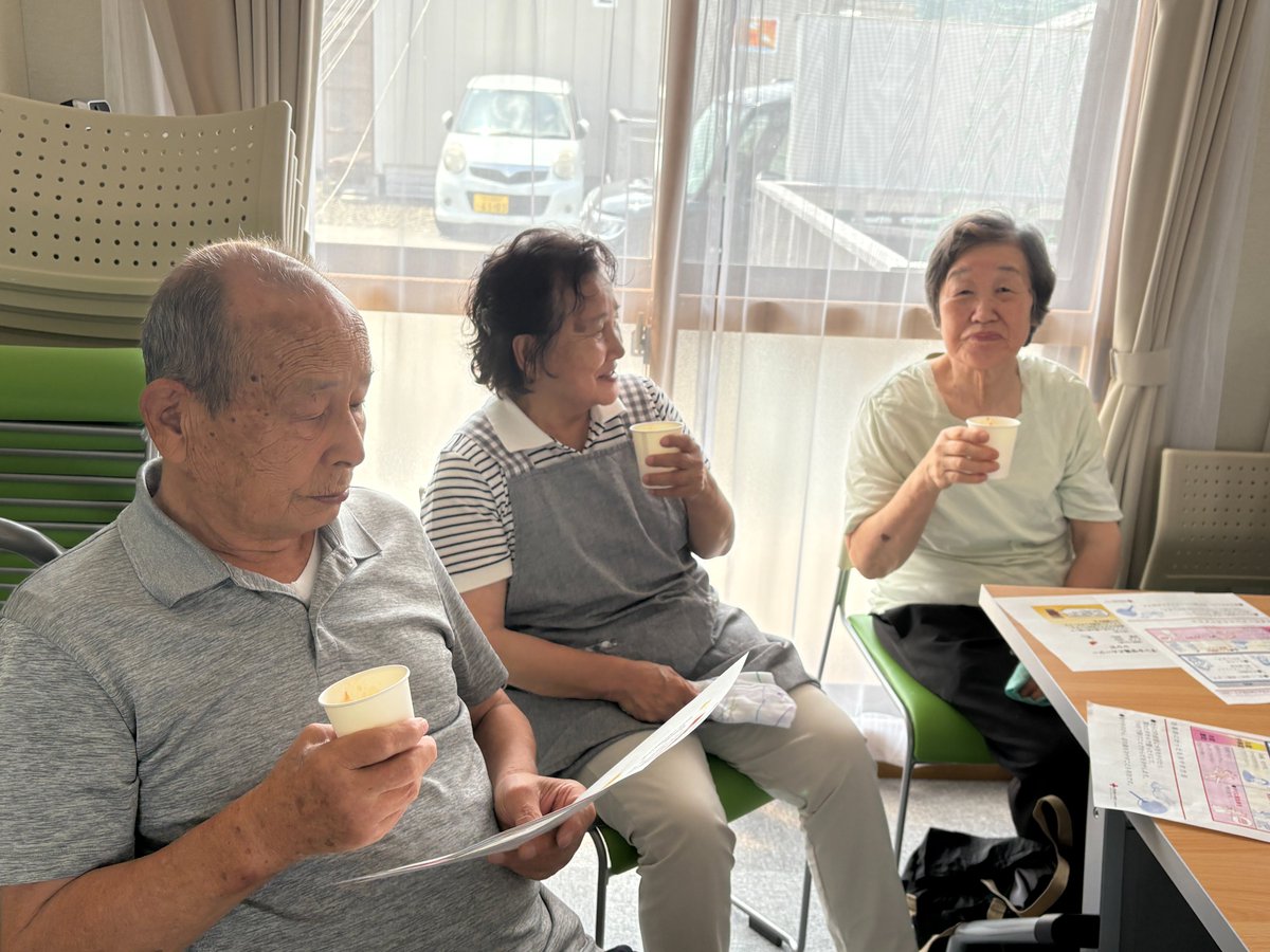 jrcishikawa's tweet photo. ７月11日に輪島市の仮設住宅２か所を赤十字ボランティア４名が訪れ、職員とともに熱中症予防策を伝えました。
まずは、職員から熱中症対策について説明した後、甘酒を使ったスムージーづくりに挑戦。参加した方からは「おいしい！甘酒もこういう飲み方があるんやね」と大好評でした。 https://t.co/PoNtVArCm2