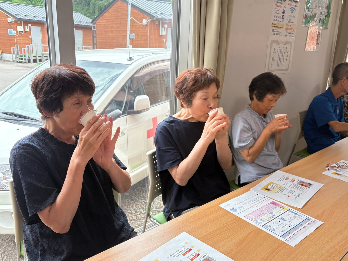 jrcishikawa's tweet photo. ７月11日に輪島市の仮設住宅２か所を赤十字ボランティア４名が訪れ、職員とともに熱中症予防策を伝えました。
まずは、職員から熱中症対策について説明した後、甘酒を使ったスムージーづくりに挑戦。参加した方からは「おいしい！甘酒もこういう飲み方があるんやね」と大好評でした。 https://t.co/PoNtVArCm2
