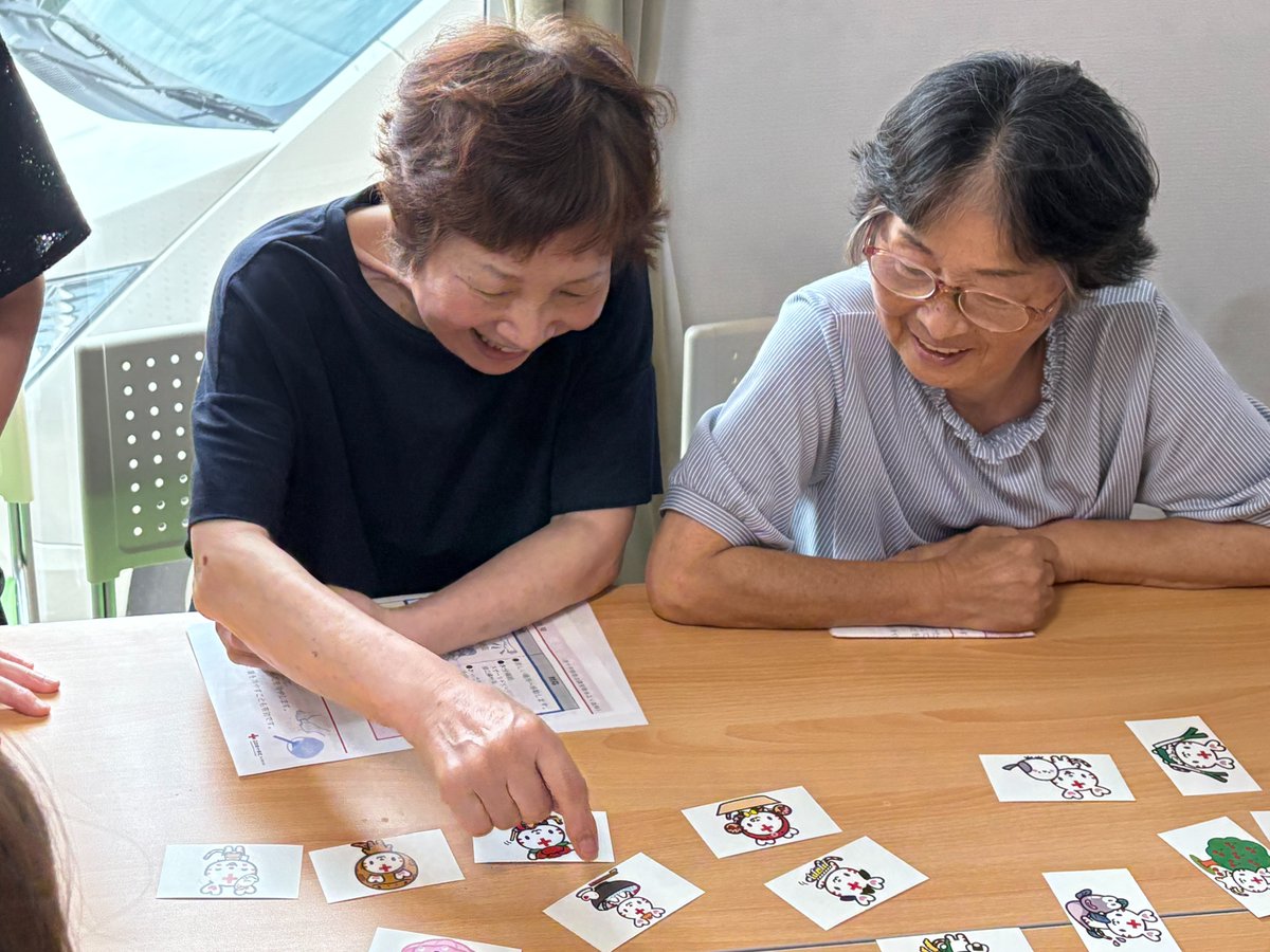 jrcishikawa's tweet photo. ７月11日に輪島市の仮設住宅２か所を赤十字ボランティア４名が訪れ、職員とともに熱中症予防策を伝えました。
まずは、職員から熱中症対策について説明した後、甘酒を使ったスムージーづくりに挑戦。参加した方からは「おいしい！甘酒もこういう飲み方があるんやね」と大好評でした。 https://t.co/PoNtVArCm2
