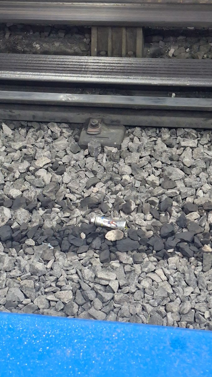 CopaRendn's tweet photo. @MetroCDMX hay una lata de pintura en las vías en al estacion Chabacano dirección 4C, Aproximadamente a la altura de las escaleras eléctricas de la entrada del anden https://t.co/z4Pl0lgnKc