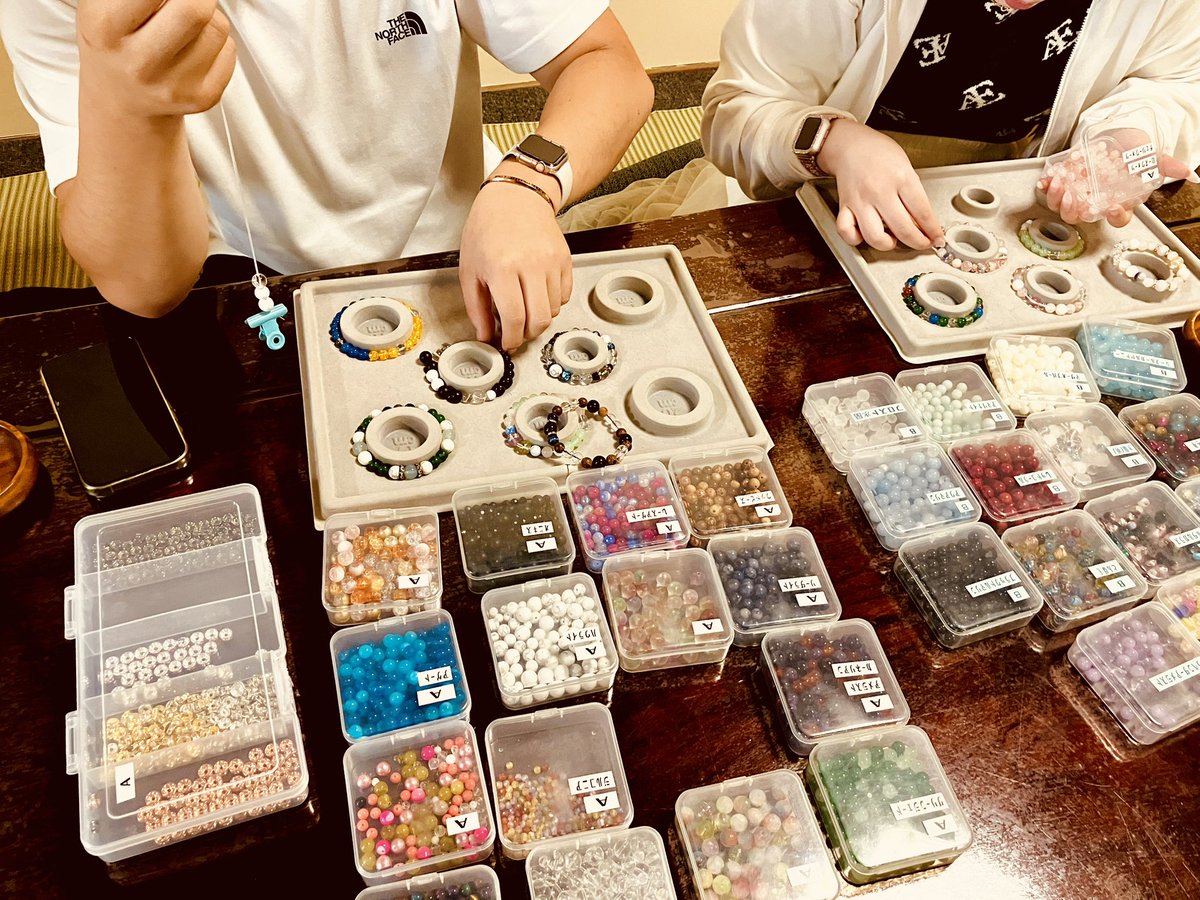 TERA_space76's tweet photo. 昨日の腕輪念珠作りとお線香作り体験の様子です♪

怒涛の3連休も終わりましたが、来週からは子どもたちが夏休みですね🌻
自由研究に「お線香の作り方！」などはいかがでしょうか？w
ご家族みんなで楽しめる体験内容となっております✨✨

#京都
#体験
#お線香
#腕輪念珠
#寺スペース https://t.co/9NHye5MuZ2