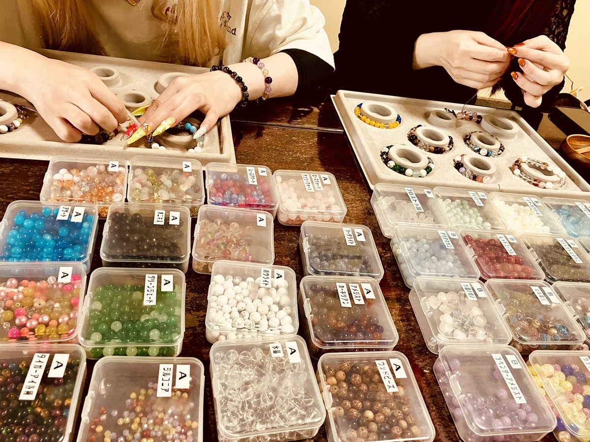 TERA_space76's tweet photo. 昨日の腕輪念珠作りとお線香作り体験の様子です♪

怒涛の3連休も終わりましたが、来週からは子どもたちが夏休みですね🌻
自由研究に「お線香の作り方！」などはいかがでしょうか？w
ご家族みんなで楽しめる体験内容となっております✨✨

#京都
#体験
#お線香
#腕輪念珠
#寺スペース https://t.co/9NHye5MuZ2