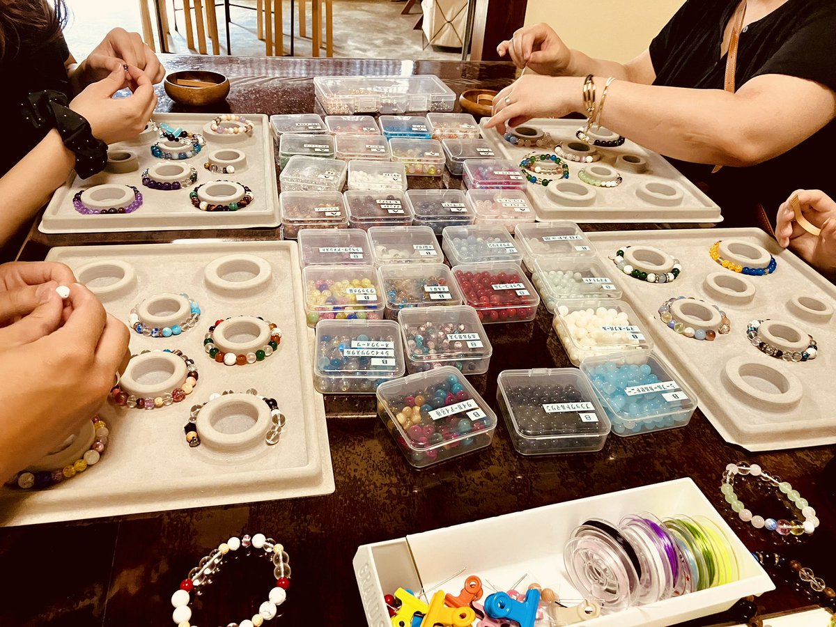 TERA_space76's tweet photo. 昨日の腕輪念珠作りとお線香作り体験の様子です♪

怒涛の3連休も終わりましたが、来週からは子どもたちが夏休みですね🌻
自由研究に「お線香の作り方！」などはいかがでしょうか？w
ご家族みんなで楽しめる体験内容となっております✨✨

#京都
#体験
#お線香
#腕輪念珠
#寺スペース https://t.co/9NHye5MuZ2