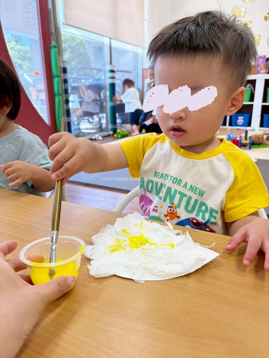 LittleG_LC's tweet photo. 🍧じわじわ美味しい「かき氷」（1歳児：クラフト）

英語で過ごす保育園 リトルガーデン幕張校の
Star-1（1歳児）クラスから、指先あそびの様子をご紹介😊

小さな指先でティッシュをビリビリ✨
真剣な表情で、一つひとつ丁寧に取り組む姿は、まるで小さな職人さんのようです🤭

みんなで作ったティッシュのかき氷🍧
カラフルでおいしそうな作品たちが、園内を彩っています🌈

▼ブログはこちら📸
https://t.co/r44OcLHOlB

#リトルガーデン #英語保育 #子どもの英語
#リトルガーデン幕張 #CraftTime
#子育て中 #指先遊び #EnglishForKids
