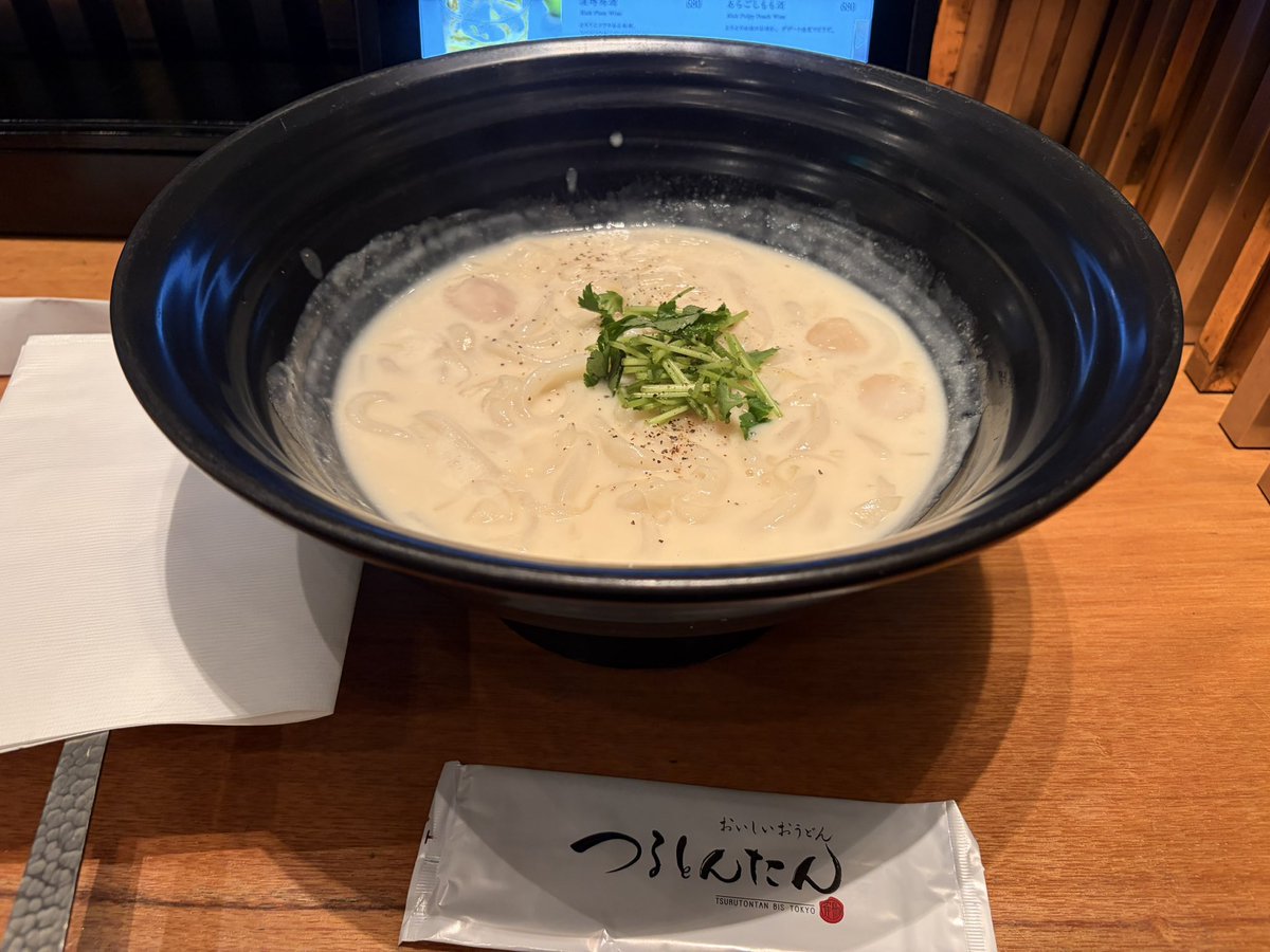 matbatako's tweet photo. 初めてのつるとんたんさんで貝柱クリームのおうどん（1.5玉）
思ったよりか優しいお味で美味しかったです🎶
器が洗面器ぐらいありそうな大きさだし、重いし、スタッフさん達は筋トレみたいな感じよね😂
飲食業の方々、凄いなぁ‼︎
#知らんがな https://t.co/QvP29ndHki