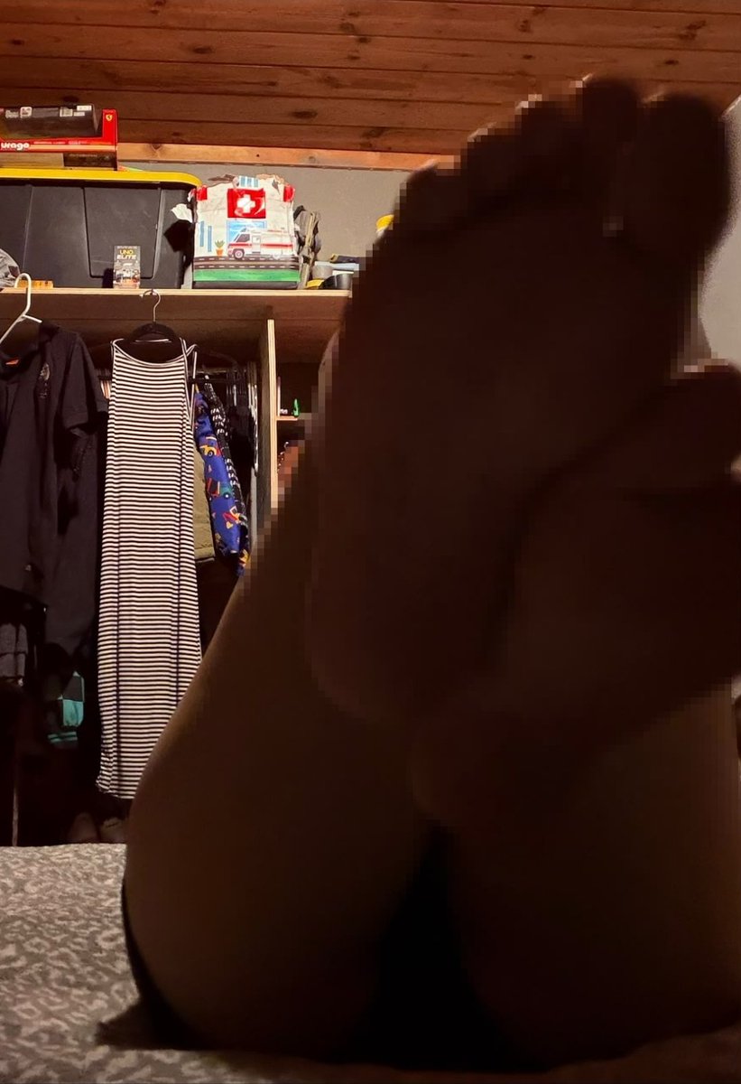 goddessmarielx's tweet photo. Los perros sumisos como tú sólo merecen fotos de pies pixeleadas haha 
Paga cualquier concepto en mi Throne para desbloquearla 🖕🏼 https://t.co/brAC2LVlI6