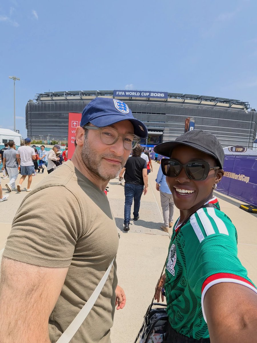 Radio_Formula's tweet photo. 🇲🇽💚 ¡SE PUSO LA VERDE! Lupita Nyong'o sorprendió a todos al aparecer en la final del Mundial luciendo con orgullo la playera de la Selección Mexicana. 🤩⚽

La actriz no solo asistió al partido más importante del torneo, también presumió en redes sociales su apoyo con los colores del Tri.

📷lupitanyongo