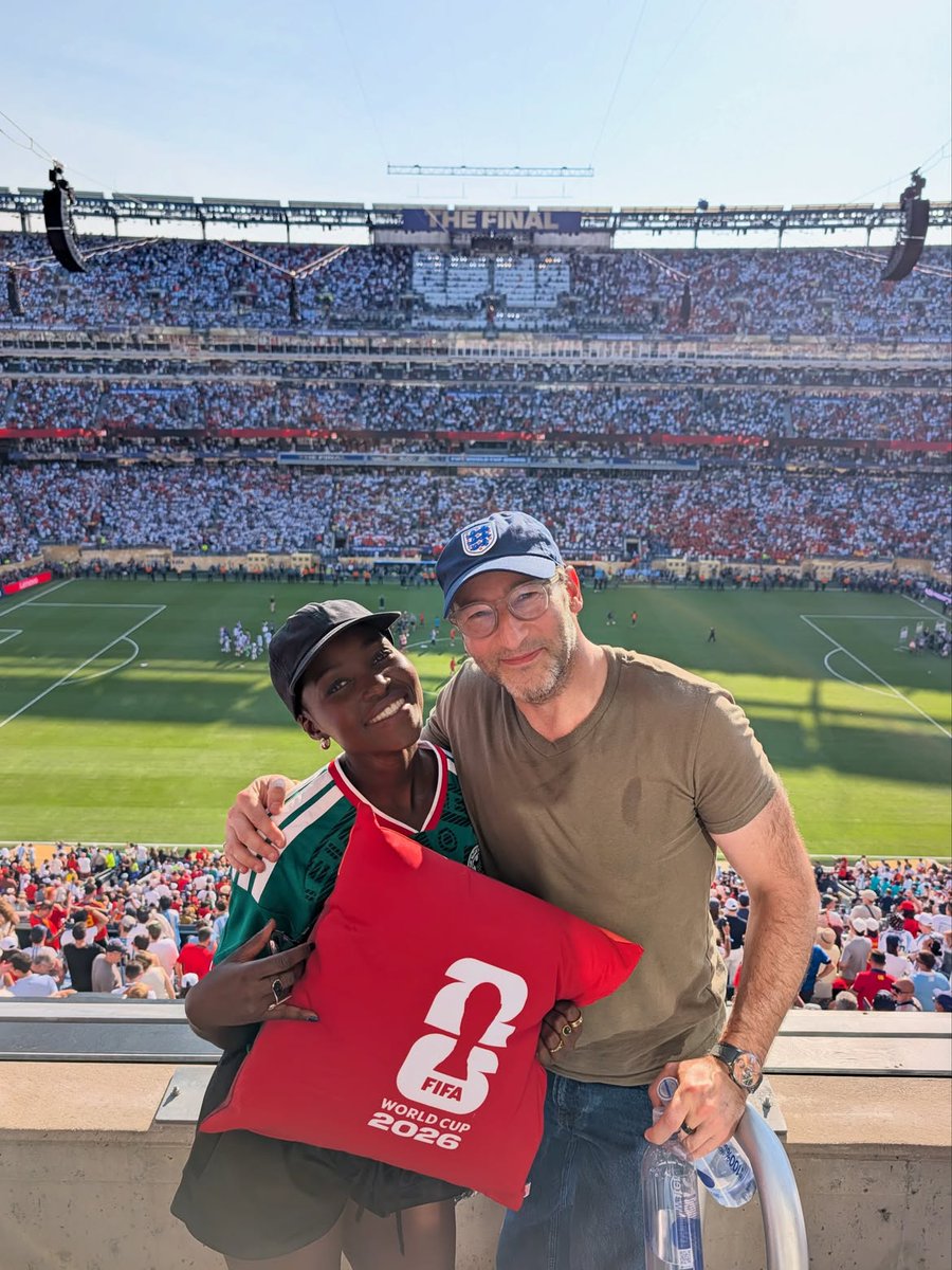 Radio_Formula's tweet photo. 🇲🇽💚 ¡SE PUSO LA VERDE! Lupita Nyong'o sorprendió a todos al aparecer en la final del Mundial luciendo con orgullo la playera de la Selección Mexicana. 🤩⚽

La actriz no solo asistió al partido más importante del torneo, también presumió en redes sociales su apoyo con los colores del Tri.

📷lupitanyongo