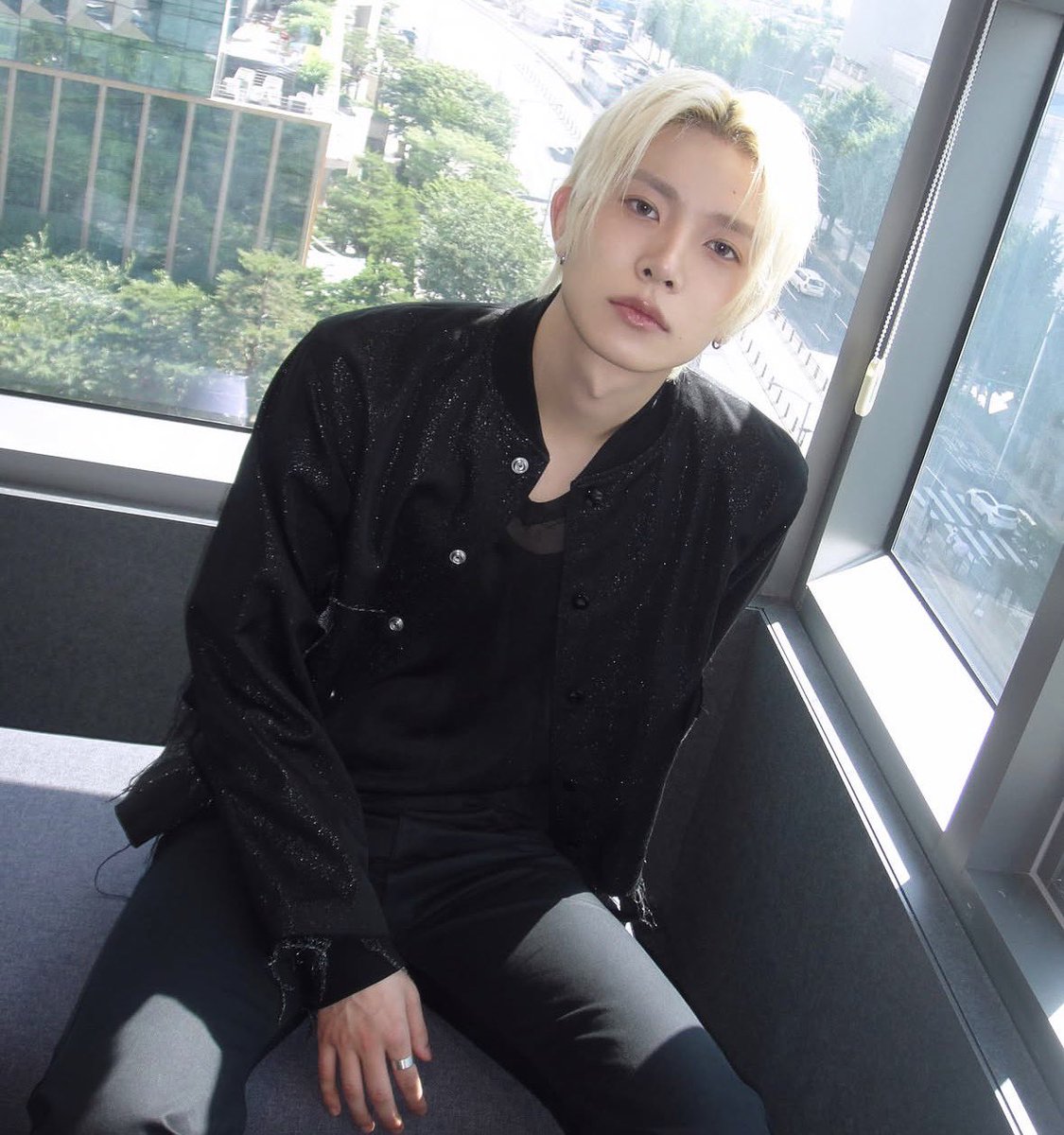 LHSGlobalTeam's tweet photo. [📰] ARTICLE | 260722

[Exclusive] ‘All-Rounder’ Evan to make a super-fast comeback with his first mini album in September

According to JTBC Entertainment News coverage on the 21st, Evan will be making a comeback this coming September with his first mini album. It’s an ultra-fast comeback following the release of his debut single “Ride or Die” on June 22.

Since his group activities, Evan has consistently proven his abilities in lyric writing, composing, and producing. As he begins his full-fledged solo activities, he is building his own unique musical world. His debut solo track “Ride or Die” blends pop rock with hip-hop elements, achieving both mainstream appeal and a trendy sound. The song was praised for expressing an uncontrollable emotional surge toward someone, delivered through Evan’s sharp and captivating vocals.

In particular, Evan not only took part in writing, composing, and producing his entire debut single, but also directly participated in the visual creative process, showcasing his artistic direction. Beyond music broadcasts, he has proven his stable live performance skills across various stages, including outdoor busking performances like “The Fillin’ Live with EVAN,” KBS2’s “The Seasons – Park Jae-jung’s Cantabile,” and major radio programs. Additionally, through released choreography videos, he showed a contrasting charm with powerful and intense performances that highlight the characteristics of the alternative rock genre.

#EVAN #에반 #ヒスン #李羲承 @h_evva_n @evan_officialJP