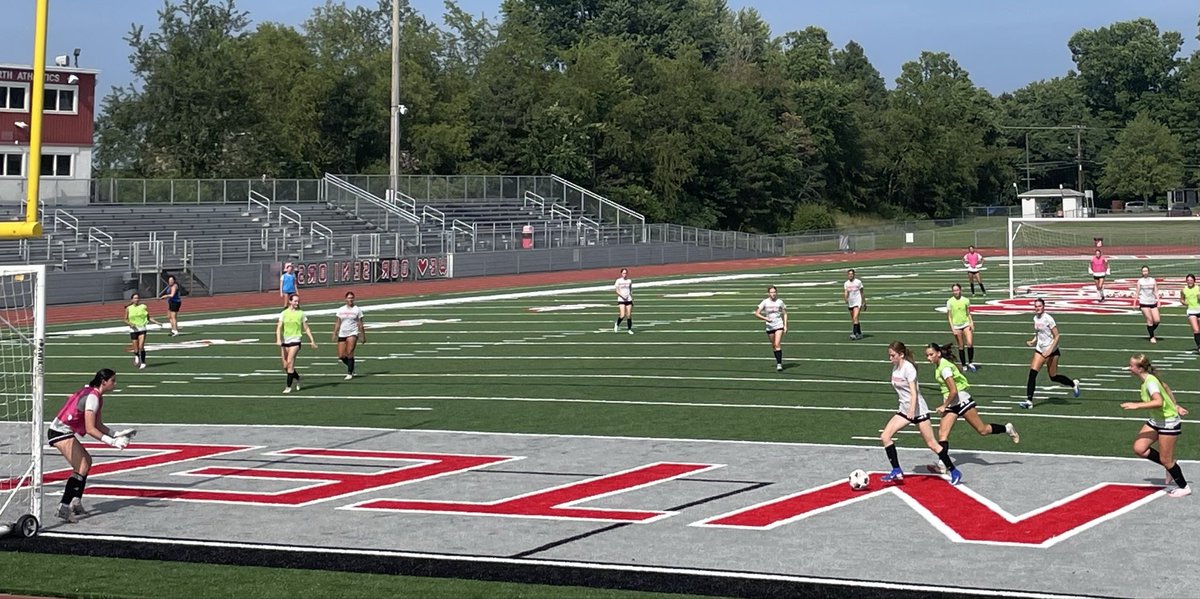 AGSLopes's tweet photo. The 1️⃣st day of miniCamp started with another great ⚽️ session from Coach Aideen from @upjwsoc‼️ #4thyear After, the girls got to chat all things soccer with Alumna Hannah (Miller) 👩‍🎓 and her husband, @DannyGriffin04, captain of @USLChampionship champions - @RiverhoundsSC.
🅰️⚽️ https://t.co/yVK6fIsWVe