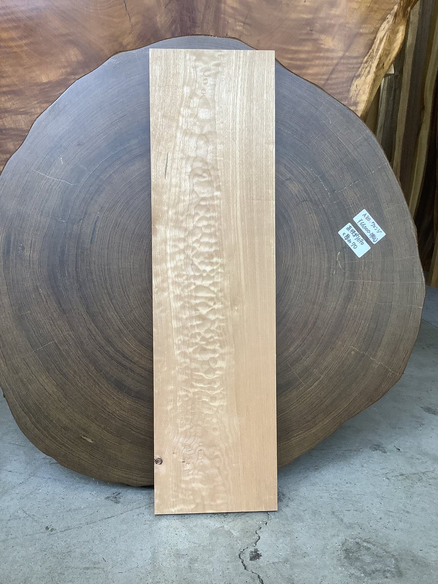 storage_base's tweet photo. 本日のご紹介はメープルです。
飴色の経年変化を楽しむことができるメープルは、明るい印象で主張しすぎずに素材感を楽しむことのできる一枚。
飽きることのない美しい木材です✨ https://t.co/DDBKkpjH6S
