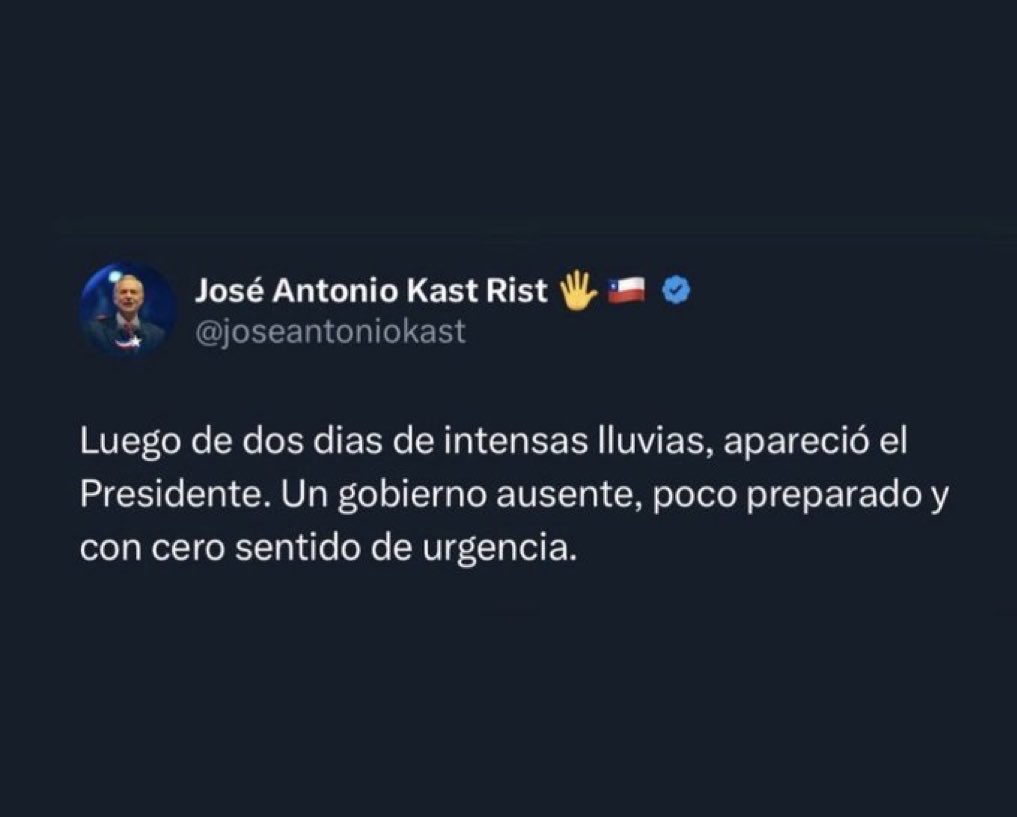 Mechitavale's tweet photo. @jakastadriasola Luego de varios días de intensas lluvias, apareció el Pdte. un gobierno ausente, poco preparado y cero sentido de urgencia. 
Sólo posando para las cámaras. 🤪 https://t.co/1JyaSbKAgH