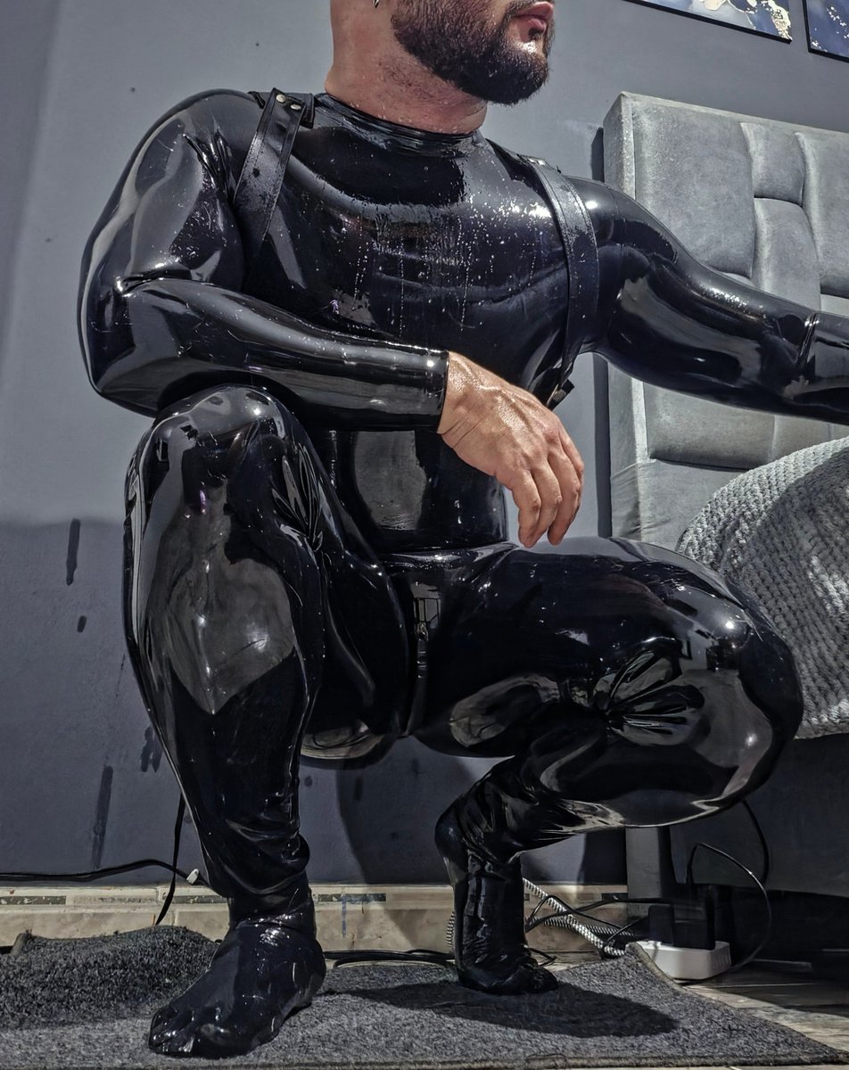 latexbog's tweet photo. Between siento and latex 💦 https://t.co/vu3OwftPcb