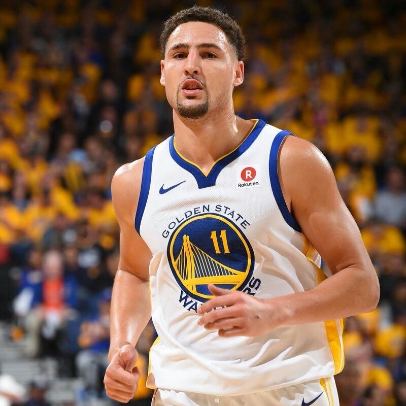 brasilcoast2's tweet photo. 🏀 MERCADO DA NBA:

Klay Thompson indica que ACEITARIA um retorno ao Golden State Warriors!

🗣️ - Klay:

“Cara… eu tenho mais 1 ano no meu contrato (com Dallas), MAS SERIA LEGAL terminar em Golden State, quem sabe.” https://t.co/pKsfVlu8Na