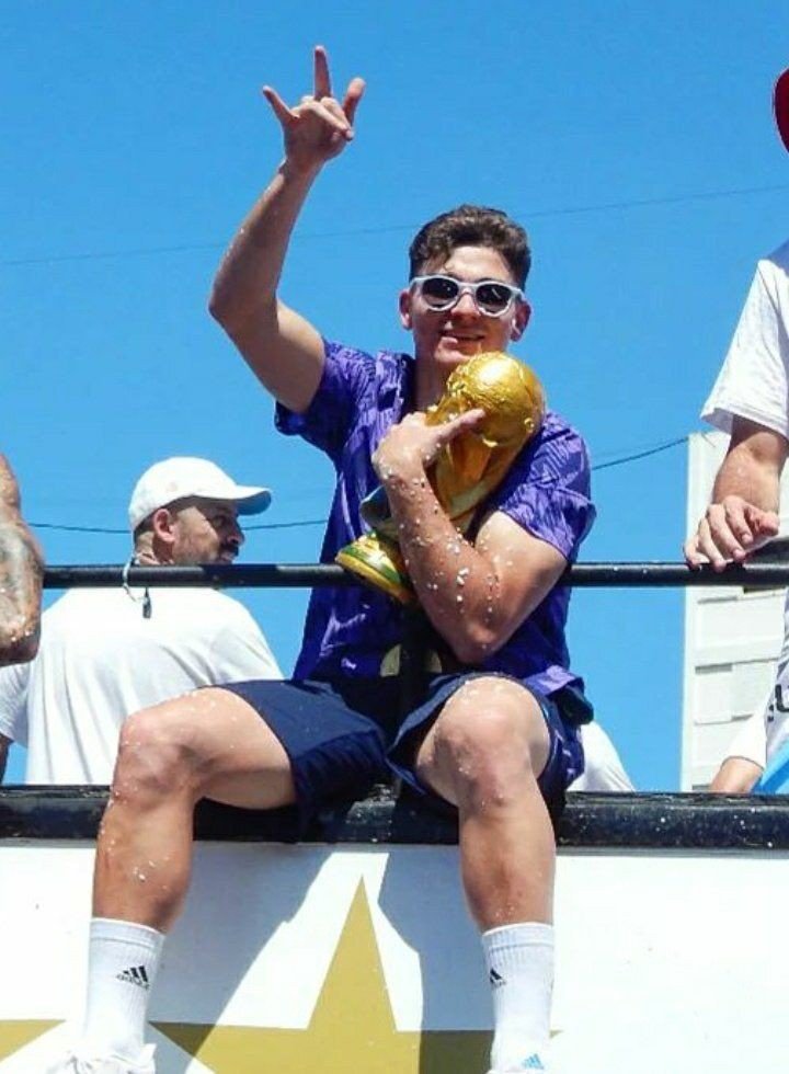 spiderenz's tweet photo. volvamos a acordarnos de cosas lindas, cosas felices, como esta y el pedo que tenía este cristiano ese día https://t.co/2NmltuoT6Y