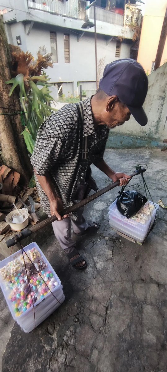Charismaylnd's tweet photo. buat abahnya tetap semangat, di umur yang udh tua masih semangat cari uang ga minta minta, walau pas saya tanya ternyata dagangan nya ngambil dari uanh dan keuntungan dia cuma 200-300 rupiah per pcs dari yang dia jual￼
cc: apelkayu https://t.co/wUQiUG5de2