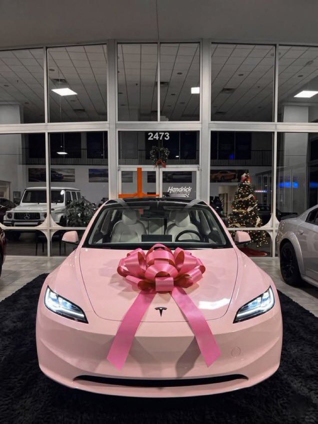 ELONFAN4555's tweet photo. Be honest!!!

If Elon musk gives you free Tesla Car 🚗 right now, would you accept?

A. Yes 
B. No https://t.co/fWqTwFrYGl