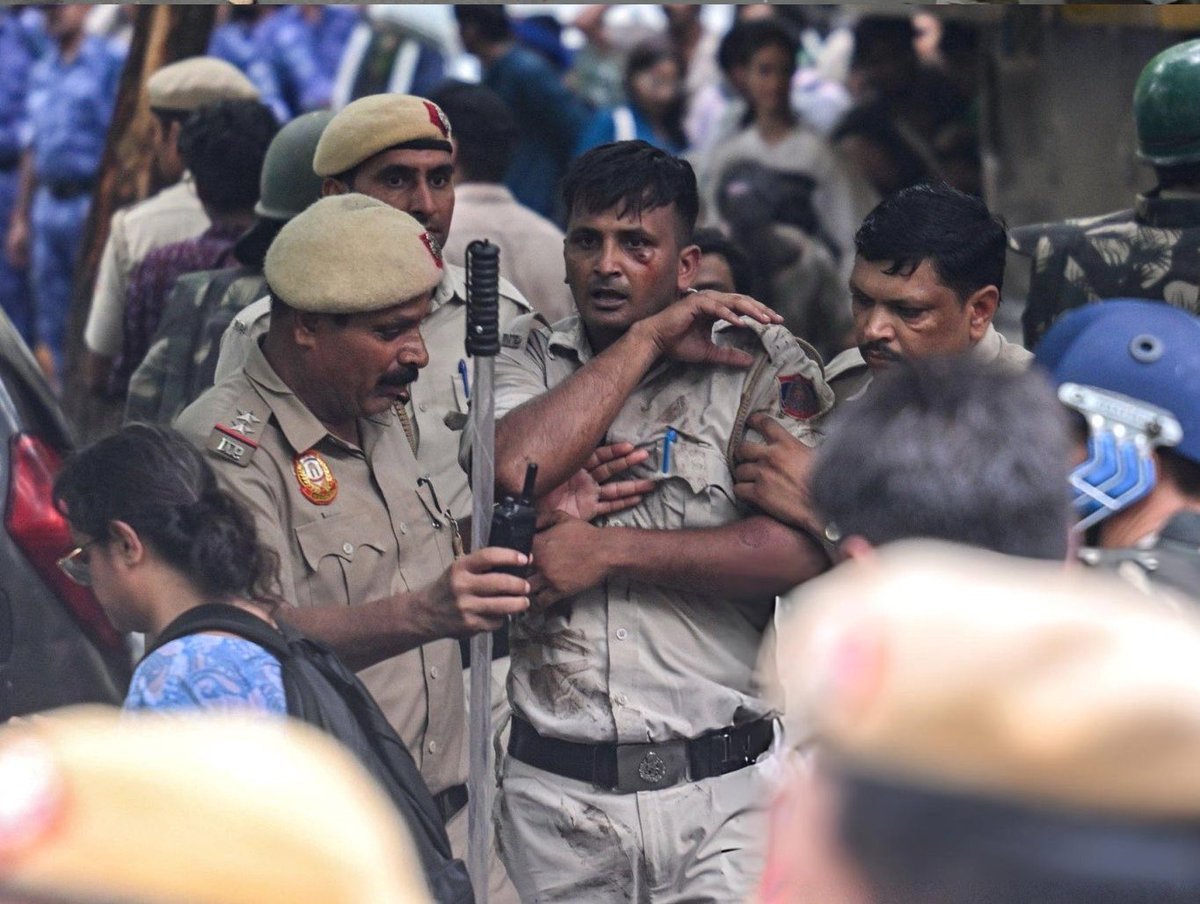 xBhairav's tweet photo. MY MEN IN UNIFORM DO THE MOST THANKLESS JOB IN THE WORLD.

I support &amp; stand with @DelhiPolice @CPDelhi https://t.co/RaQXZUjvgg