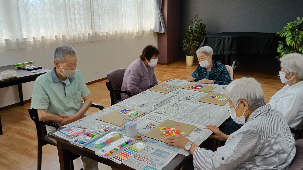 Central_Bios's tweet photo. 地元の中学生の皆さんが施設を訪れ
お客様と一緒に
プッシュアートでかき氷の壁飾りを作成しました🍧
一緒に作品作りを楽しみながら
和やかなひとときとなりました😊

#レクリエーション課
#プッシュアート
#松本市 https://t.co/Q8nbwMnCTe