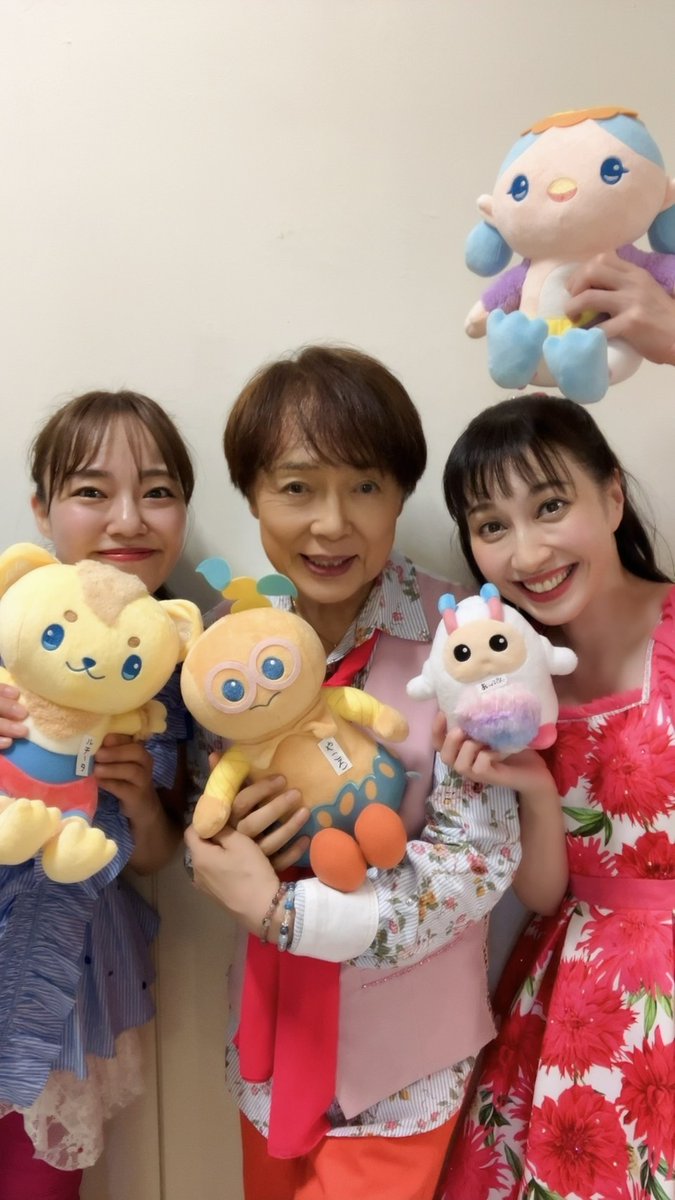 sakata_osamu's tweet photo. ファンターネ！がやってきた東京公演（品川）でした。
満員のお客様と楽しい時間を過ごしました。
しょうこお姉さんはミュージカル「ひめゆり」を終えたばかり。戦争の悲劇を題材とした重厚な内容（以前観劇させていただきました）です。見事に気持ちを切り替え素晴らしい歌唱で皆さんを夢の世界にいざなってくれました。さすがプロですよねぇ！
あづきお姉さんとはこの3人では初めての共演でした。
おかあさんといっしょを卒業したばかりの初々しいステージング。
あくまでも明るく素直で誠実です。
僕なんかがいつのまにか忘れていたかもしれない「歌う心の初心」を鮮やかに思い出させてくれました。
そんな後輩の姿を見ながら歌った今回の東京公演はなんだか特別なステージだった気がしてます。
梅雨明け猛暑の始まり。
どうぞ皆様お体に気を付けてお過ごし下さいね。