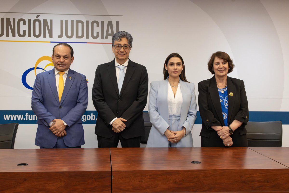 CJudicaturaEc's tweet photo. 📚 El Consejo de la Judicatura y @UNIRuniversidad desarrollaron el conversatorio "Inteligencia Artificial en la Administración de Justicia: Oportunidades y Desafíos". Este encuentro analizó la aplicación de la tecnología para modernizar el sistema judicial garantizando la protección de los derechos fundamentales.  

Como parte del acto inaugural, la titular de UNIR Ecuador, @rosaliaarteaga, realizó la entrega simbólica de 10 becas del 80%, para potenciar la formación de los operadores de justicia frente a la innovación tecnológica. Estos incentivos fueron recibidos por la presidenta Mercedes Caicedo Aldaz (@mechascaicedo).🧵