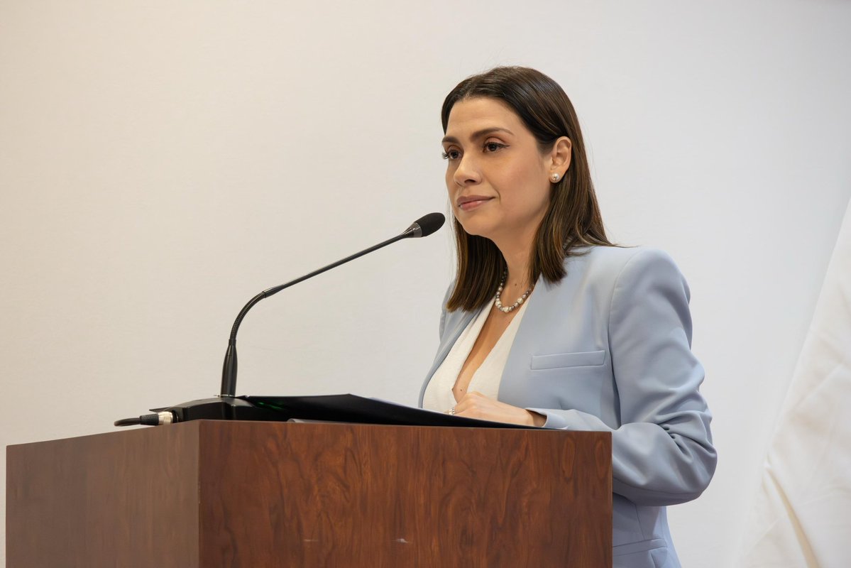 CJudicaturaEc's tweet photo. Durante su intervención, la presidenta señaló que en el Plan Estratégico 2026-2031 de la #FunciónJudicial, el CJ asume el liderazgo de la modernización y la eficiencia del sistema de justicia. La inteligencia artificial debe ser concebida como un apoyo técnico y hacer a la justicia más transparente, segura y eficiente.  

🗣️ "Jamás la justicia debe estar en manos de la inteligencia artificial, la decisión debe ser de los seres humanos, de los jueces", recalcó. 🧵