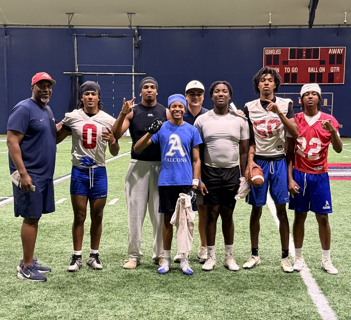 9DaTicket's tweet photo. I had a great experience at @StonyBrookFB prospect camp I learned a lot from coach @CoachHamm17 on the defensive line Indy and had a great conversation with him also with @CoachBCosh and @CoachDermMcD . I’m very thankful for the opportunity the coaches gave me to come learn about the next level and compete.