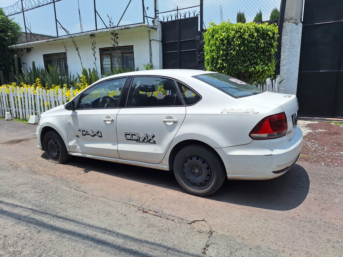 humer56's tweet photo. @Azcapo_Denuncia
@vycazcapotzalco @AzcapotzalcoSoy  @AzcapotzalcoMx @AzcapoAtiende por favor su apoyo para remover auto abandonado por mas de 6 meses, taxi CDMX con placas A-5511-L,  en av Morelos en la colonia Santiago Ahuizotla https://t.co/sPzUAOz9pQ