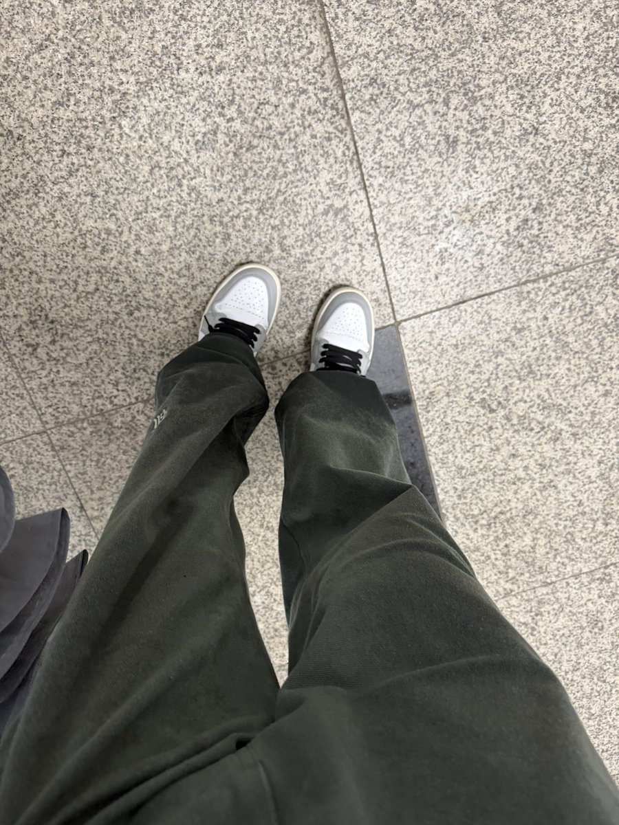 alexiell2's tweet photo. 7분 걸었는데 폭우에 바지적삼 다 젖으셨네 https://t.co/5BL86vGI7i