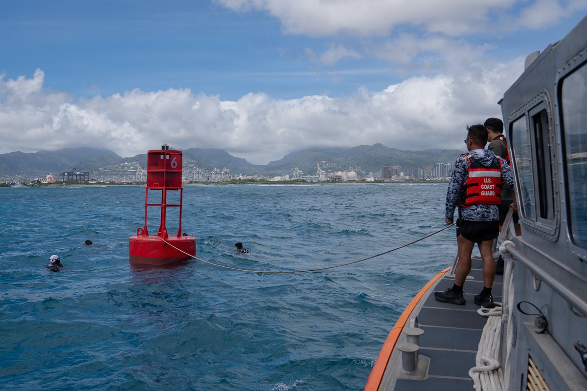 USPACOM's tweet photo. Safe sea lanes ⚓⚓

U.S. Coast Guard and partner nation divers from Canada, the Philippines, and the Republic of Korea team up during RIMPAC 2026 to restore critical aids to navigation offshore Oahu. 🇨🇦🇵🇭🇰🇷🇺🇸

📍 Hawaii 
📸 Petty Officer 3rd Class Avery Tibbets

#PACOM #USCG #RIMPAC26 #FriendsPartnersAllies #Readiness #Training