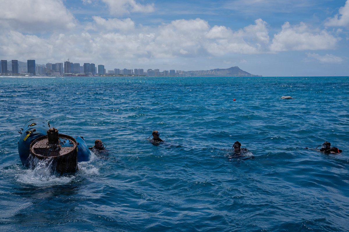 USPACOM's tweet photo. Safe sea lanes ⚓⚓

U.S. Coast Guard and partner nation divers from Canada, the Philippines, and the Republic of Korea team up during RIMPAC 2026 to restore critical aids to navigation offshore Oahu. 🇨🇦🇵🇭🇰🇷🇺🇸

📍 Hawaii 
📸 Petty Officer 3rd Class Avery Tibbets

#PACOM #USCG #RIMPAC26 #FriendsPartnersAllies #Readiness #Training