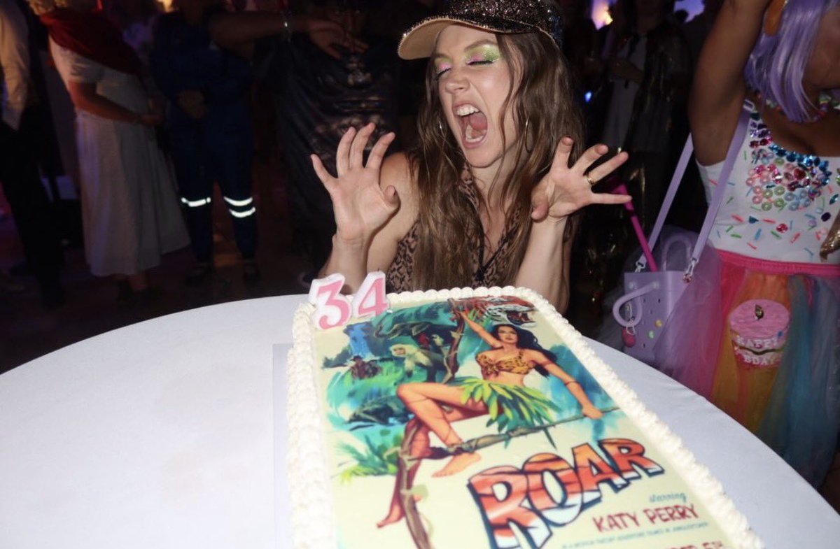 portalkatyperry's tweet photo. Ontem, a atriz Billie Lourd (Scream Queens, American Horror Story) comemorou seu aniversário com tema Katy Perry. Billie e alguns convidados se vestiram de diferentes eras de Katy.

Diva! https://t.co/Ligqix6TuZ