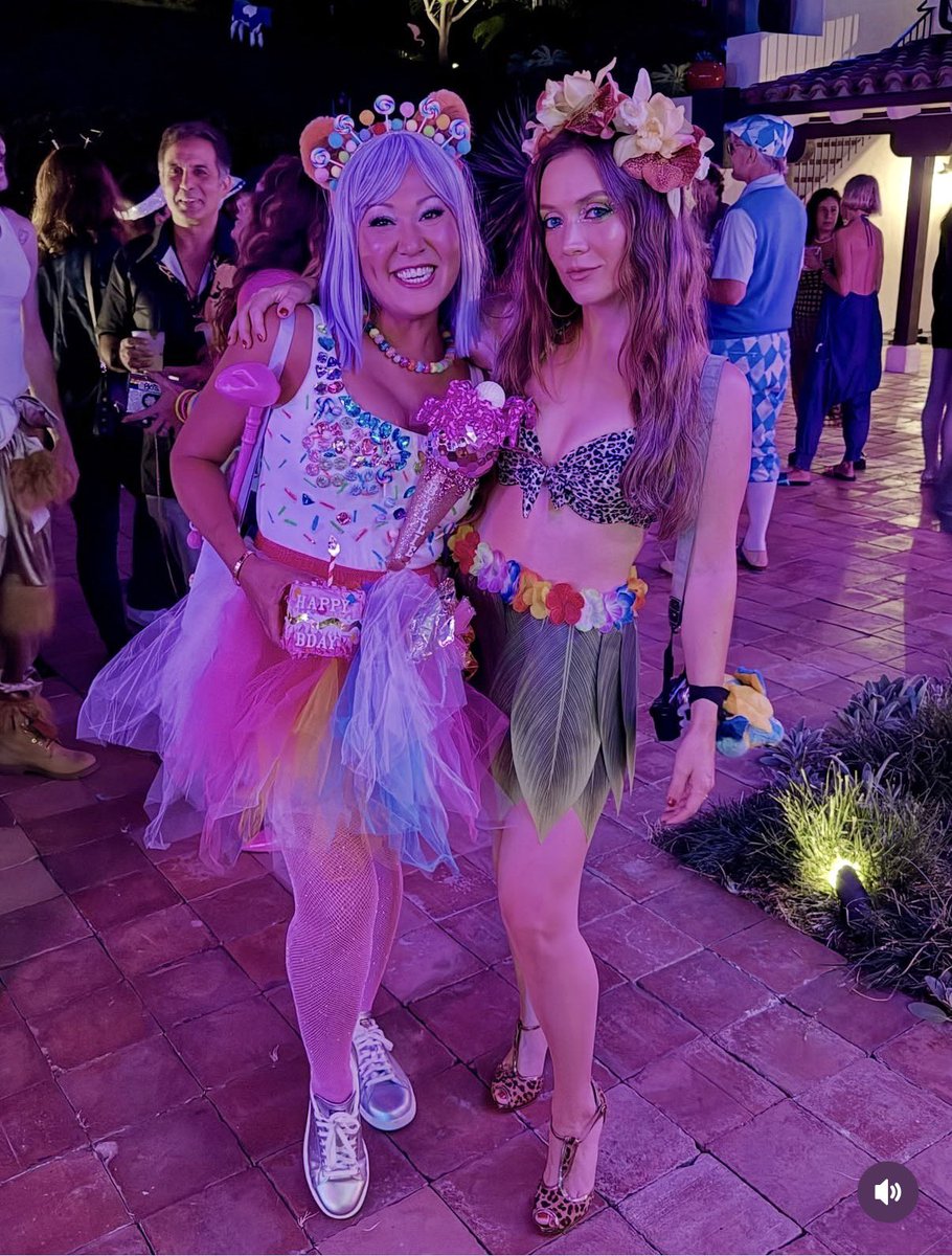 portalkatyperry's tweet photo. Ontem, a atriz Billie Lourd (Scream Queens, American Horror Story) comemorou seu aniversário com tema Katy Perry. Billie e alguns convidados se vestiram de diferentes eras de Katy.

Diva! https://t.co/Ligqix6TuZ