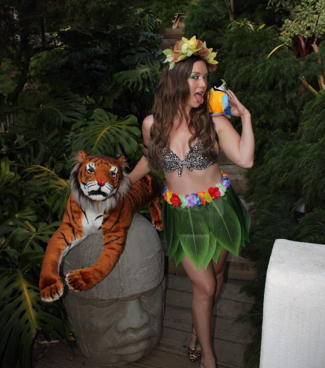 portalkatyperry's tweet photo. Ontem, a atriz Billie Lourd (Scream Queens, American Horror Story) comemorou seu aniversário com tema Katy Perry. Billie e alguns convidados se vestiram de diferentes eras de Katy.

Diva! https://t.co/Ligqix6TuZ