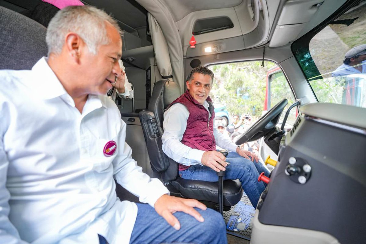 sanchezgarciatx's tweet photo. Muchas gracias a mis amigas y amigos transportistas que hoy se sumaron a este proyecto.

Su gremio representa trabajo, compromiso y confianza, y su respaldo significa mucho para mí. Gracias por el camión que me regalaron y por todas las muestras de apoyo y cariño que siempre me brindan.

Me voy muy contento de haber compartido este momento con ustedes. Cuenten conmigo; vamos a seguir trabajando juntos y haciendo equipo.