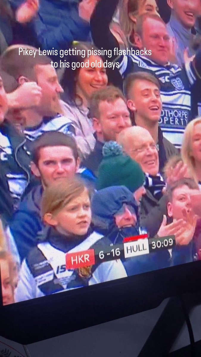 billyff06's tweet photo. He’s in our staaaands in our staaaands pikey pikey pikey😂😂😂 https://t.co/oQOEmoBLDp