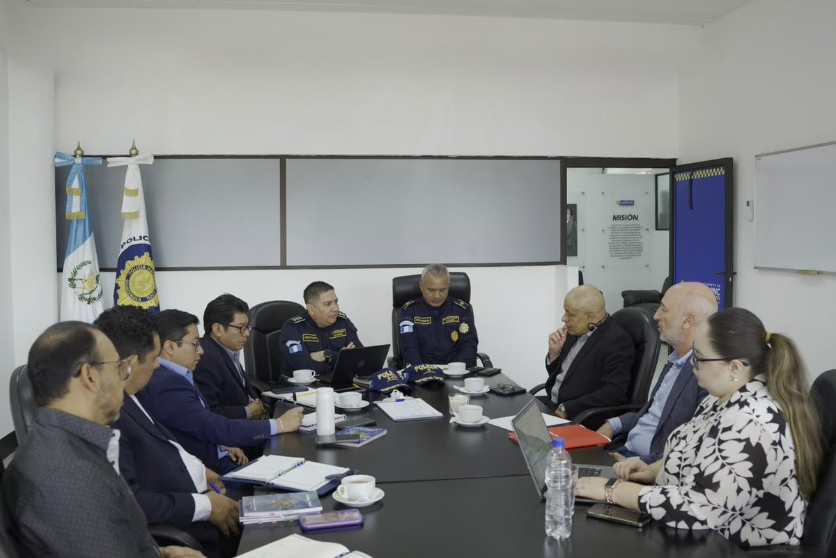 DTransitoPNC's tweet photo. El Jefe y el Subjefe del Departamento de #TránsitoPNC sostuvieron una reunión con representantes de Fundación MAPFRE y APASIT Guatemala, se presentaron los avances alcanzados durante el primer semestre del año en materia de educación vial, prevención y control. https://t.co/4syWc6RPhQ